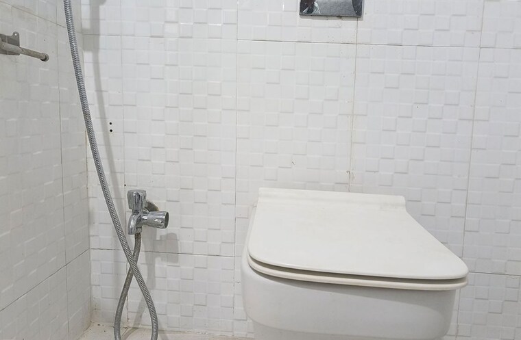 Bathroom, goregaon east Pg For Boys & Girls In Goregaon East 10130444