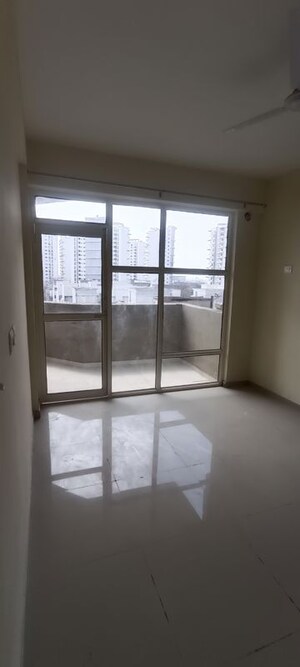 Room in 2 BHK Apartment at Pyramid Midtown, Sector 59 – for Rent