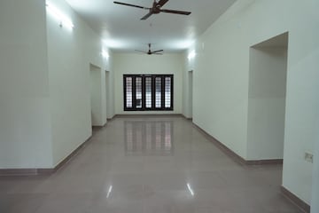 Room in  Shop at Vyttila – for Rent