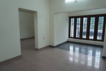 Room in  Shop at Vyttila – for Rent