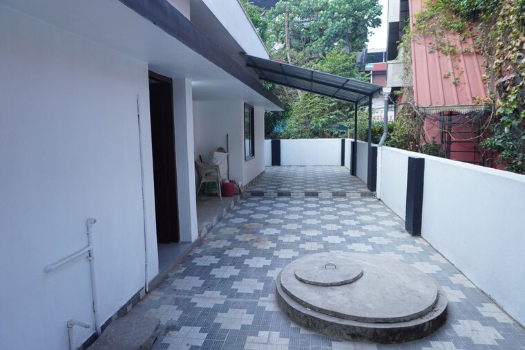  Parking, vyttila Commercial Office Space 1460 Sq.Ft. In Vyttila Kochi 10130508