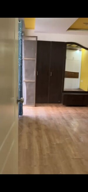 Room in 3 BHK Apartment at Umang Summer Palms, Sector 86 – for Rent