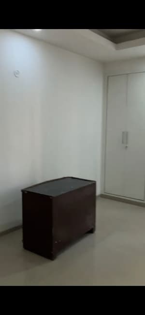 Room in 3 BHK Apartment at Umang Summer Palms, Sector 86 – for Rent