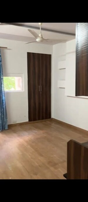 Room in 3 BHK Apartment at Umang Summer Palms, Sector 86 – for Rent