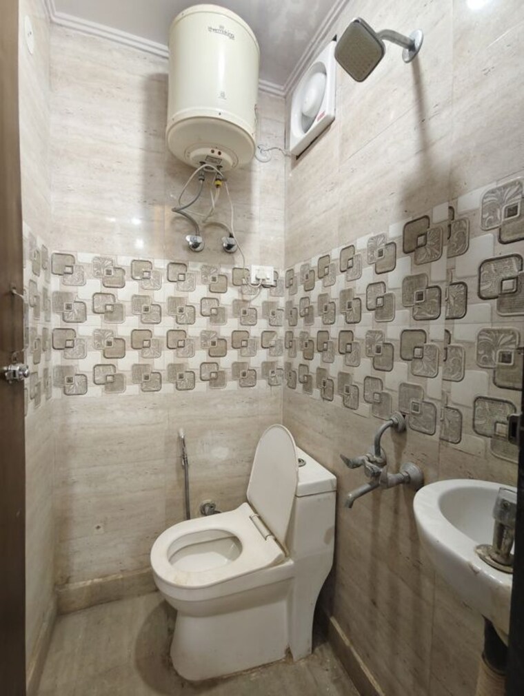 Bathroom, nangla gurjan 3 Bedroom 100 Sq.Yd. Independent House In Nangla Gurjan Faridabad 10130649