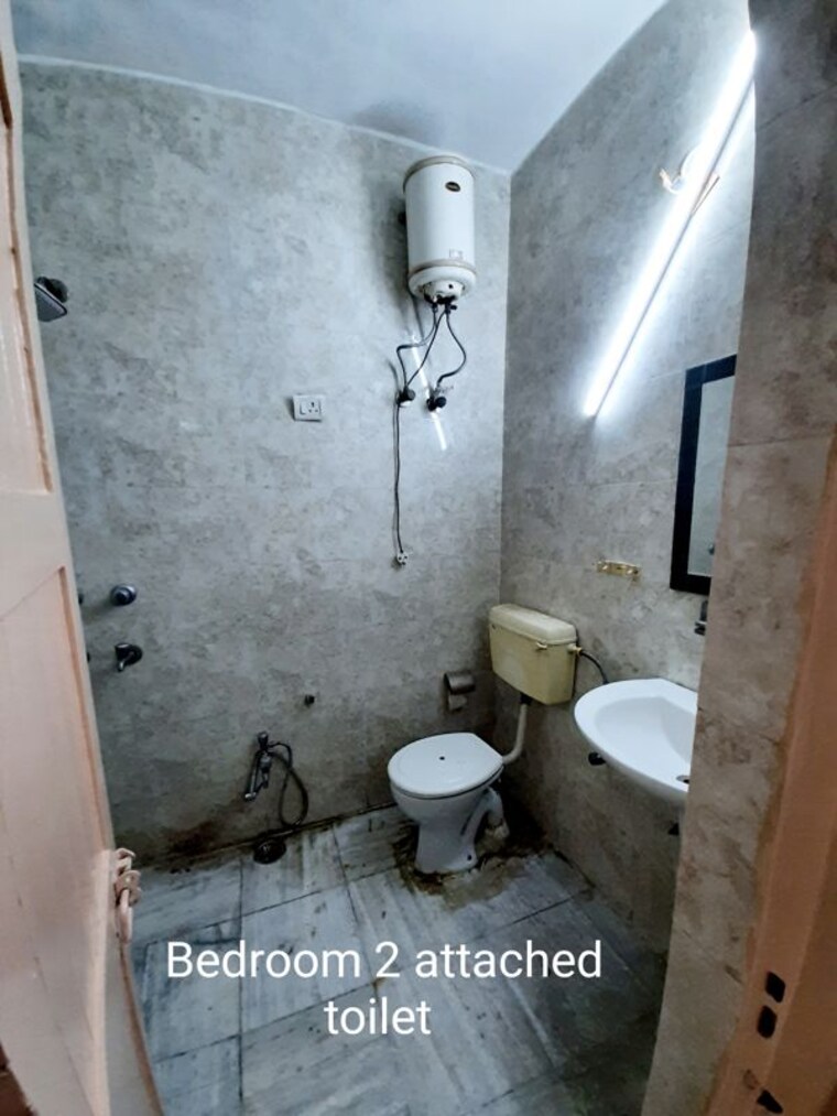 Bathroom, sarita vihar 3 Bedroom 1800 Sq.Ft. Apartment In Sarita Vihar Delhi 10130687