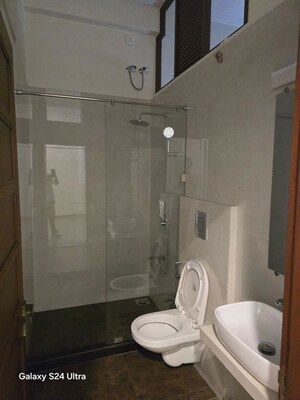 Bathroom in 4 BHK Apartment at Meherina Apartment, Malabar Hill – for Rent