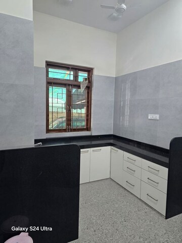 Room in 4 BHK Apartment at Meherina Apartment, Malabar Hill – for Rent