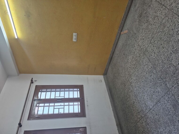 Room, mayur vihar 3 Bedroom 1300 Sq.Ft. Apartment In Mayur Vihar Delhi 10130837