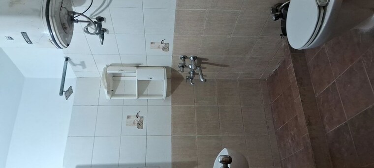 Bathroom, sarita vihar 3 Bedroom 4500 Sq.Ft. Apartment In Sarita Vihar Delhi 10130907