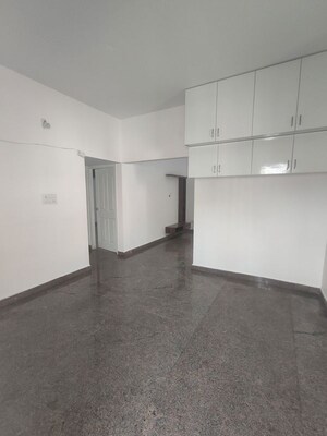 Room in 3 BHK Apartment at Vandana Flora, Hsr Layout – for Rent