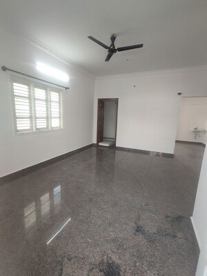 Room in 3 BHK Apartment at Vandana Flora, Hsr Layout – for Rent