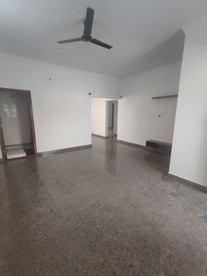 Room in 3 BHK Apartment at Vandana Flora, Hsr Layout – for Rent
