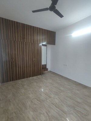 Room in 3 BHK Apartment at Vandana Flora, Hsr Layout – for Rent