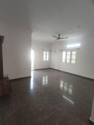 Room in 3 BHK Apartment at Vandana Flora, Hsr Layout – for Rent