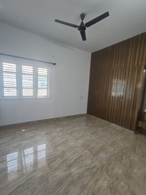 Room in 3 BHK Apartment at Vandana Flora, Hsr Layout – for Rent