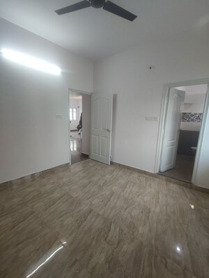 Room in 3 BHK Apartment at Vandana Flora, Hsr Layout – for Rent