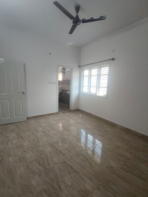 Room in 3 BHK Apartment at Vandana Flora, Hsr Layout – for Rent