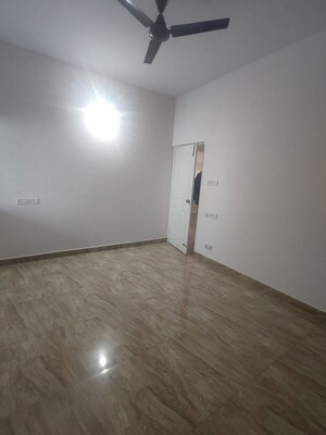 Room in 3 BHK Apartment at Vandana Flora, Hsr Layout – for Rent