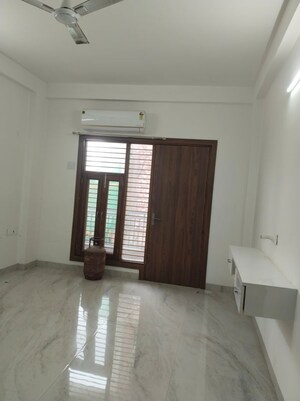 Building Lobby in 3 BHK Builder Floor at Jal Vihar Colony, Sector 46 – for Rent