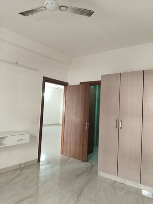 Room in 3 BHK Builder Floor at Jal Vihar Colony, Sector 46 – for Rent
