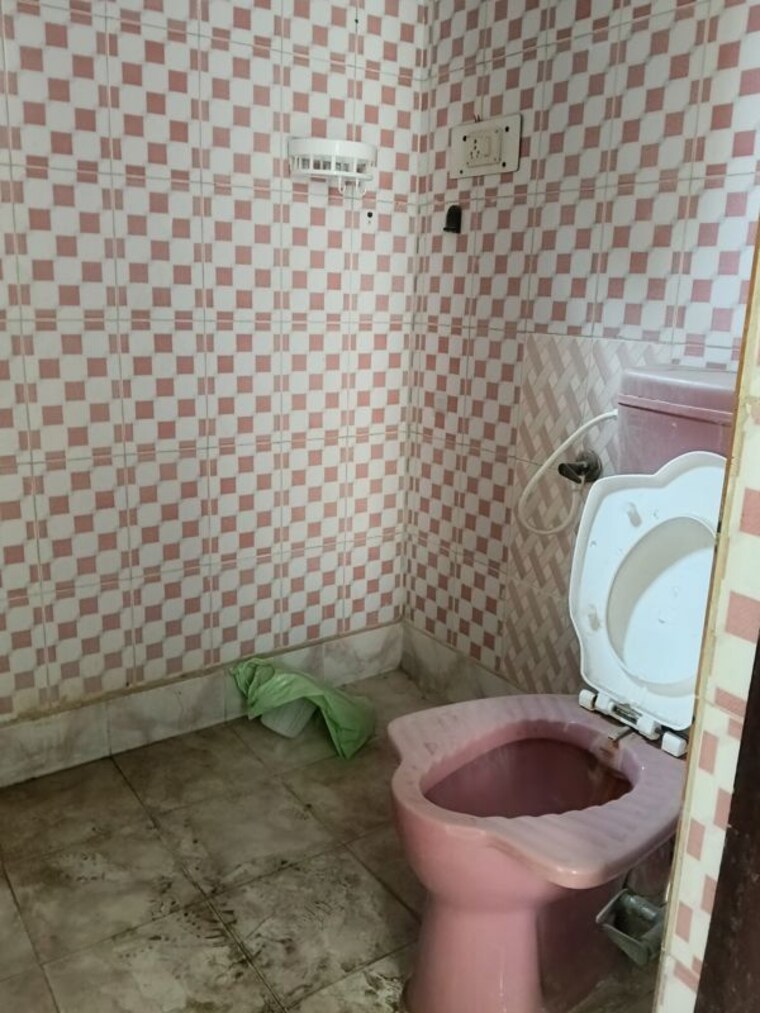 Bathroom, shyam park extension 3 Bedroom 110 Sq.Yd. Builder Floor In Shyam Park Extension Ghaziabad 10130968