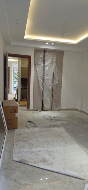 Bathroom in 3 BHK Builder Floor at Unitech South City II, Sector 50 – for Sale