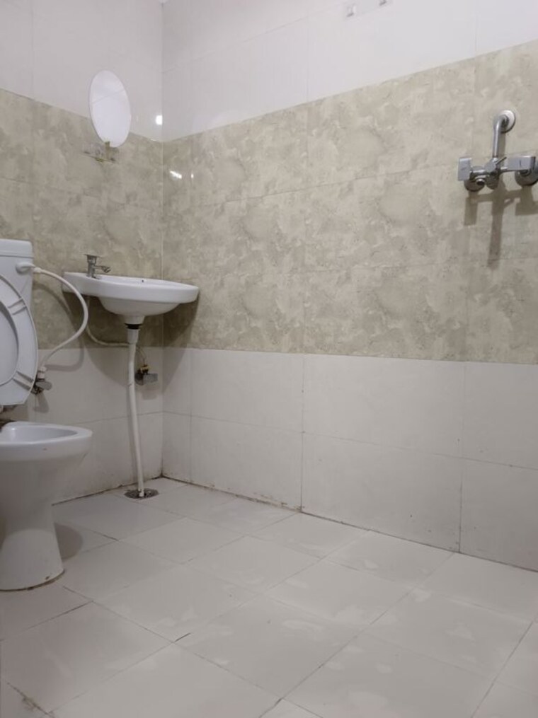 Bathroom, karolan ka barh 3 Bedroom 1400 Sq.Ft. Apartment In Karolan Ka Barh Jaipur 10130988