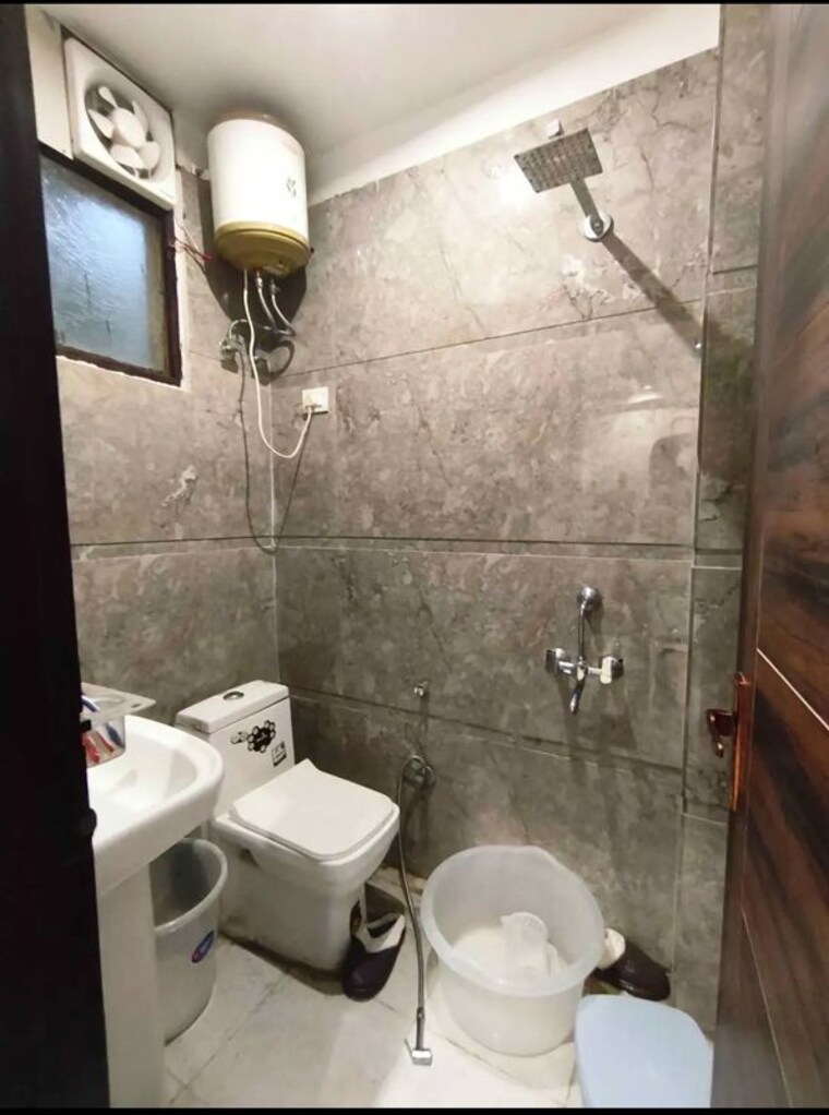 Bathroom, chattarpur 4 Bedroom 2200 Sq.Ft. Builder Floor In Chattarpur Delhi 10131035
