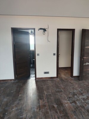 Room in 5 BHK Villa at Unitech Uniworld Resorts-The Residences, Sector 33 – for Rent