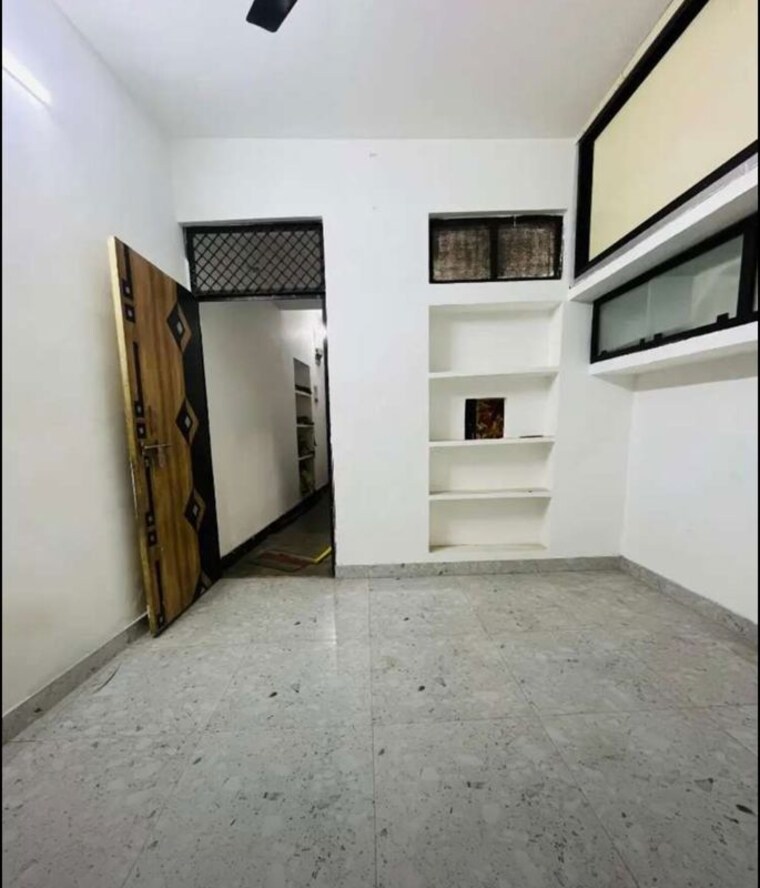 Room, hazratganj 1 Bedroom 400 Sq.Ft. Villa In Hazratganj Lucknow 10131061