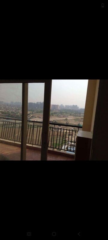 Room in 2.5 BHK Apartment at Antriksh Golf View, Sector 78 – for Rent