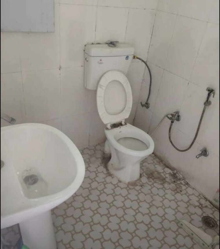 Bathroom, grandeur-apartments-butler-colony 3 Bedroom 1420 Sq.Ft. Apartment In Butler Colony Lucknow 10131075