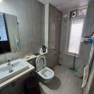 Bathroom in 4 BHK Apartment at Heena Gaurav Heights, Kandivali West – for Rent