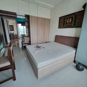 Room in 4 BHK Apartment at Heena Gaurav Heights, Kandivali West – for Rent