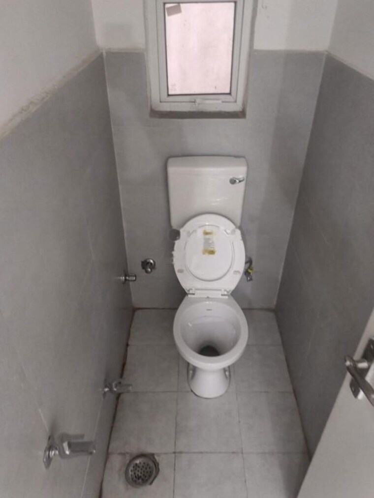 Bathroom, pareena-the-elite-residences 3.5 Bedroom 2100 Sq.Ft. Apartment In Sector 99 Gurgaon 10131148