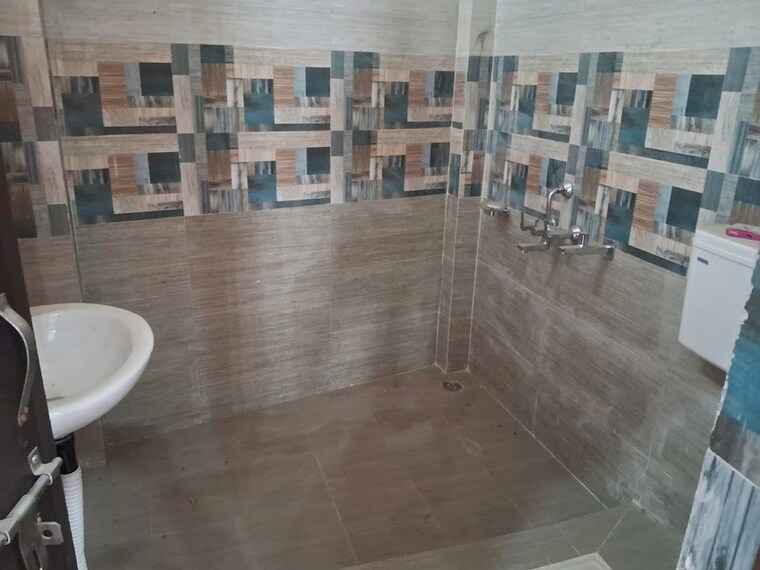 Bathroom, krishna nagar 6 Bedroom 1250 Sq.Ft. Independent House In Krishna Nagar Lucknow 10131189