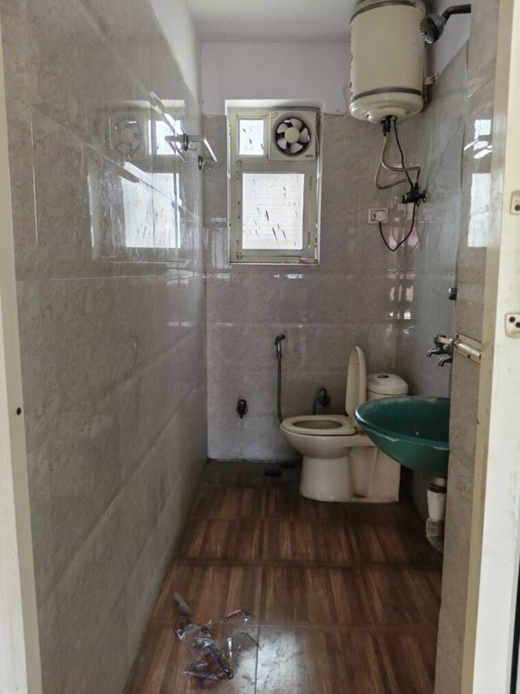 Bathroom, ip extension 2 Bedroom 950 Sq.Ft. Apartment In Ip Extension Delhi 10131248