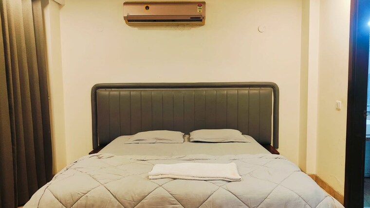 Bedroom, global-foyer 4 Bedroom 2000 Sq.Ft. Builder Floor In Sector 43 Gurgaon 10131254