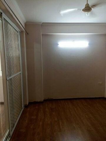 Room in 2 BHK Apartment at Amrapali Golf Homes, Sector 4 Greater Noida – for Rent