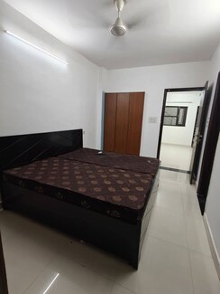 2 BHK + Servant Room Builder Floor For Rent in Signature Tower Sector 30