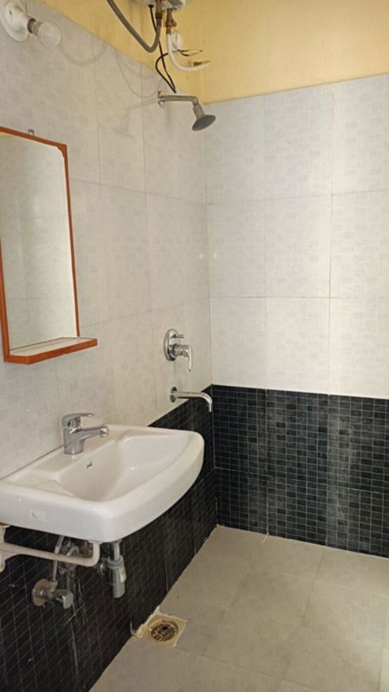 Bathroom, kumar-park-infinia 3 Bedroom 1650 Sq.Ft. Apartment In Fursungi Pune 10131424