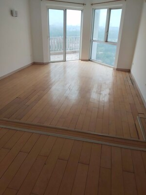 Room in 3 BHK Apartment at Jaypee Green Sea Court, Sector Swarn Nagri – for Rent