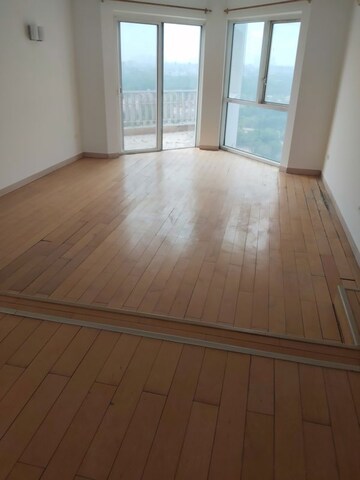 Room in 3 BHK Apartment at Jaypee Green Sea Court, Sector Swarn Nagri – for Rent