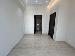 Room in 2 BHK Apartment at Piramal Aranya, Byculla – for Rent