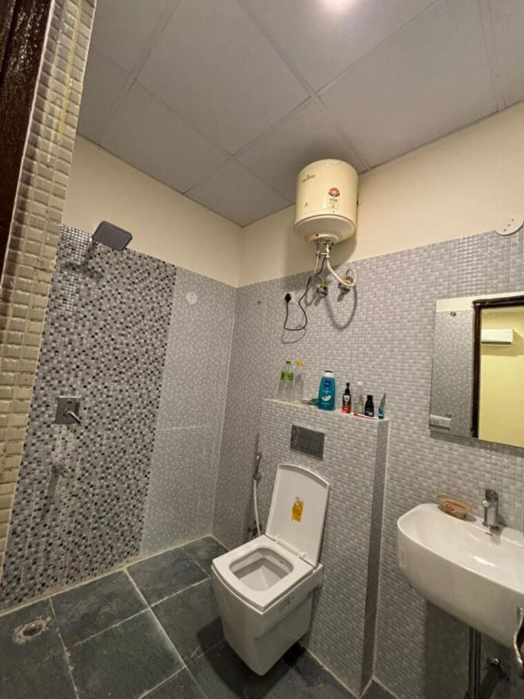 Bathroom, sector 30 3 Bedroom 1800 Sq.Ft. Builder Floor In Sector 30 Gurgaon 10131561
