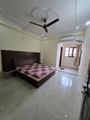 Bedroom in 2 BHK Builder Floor at Sector 43 – for Rent