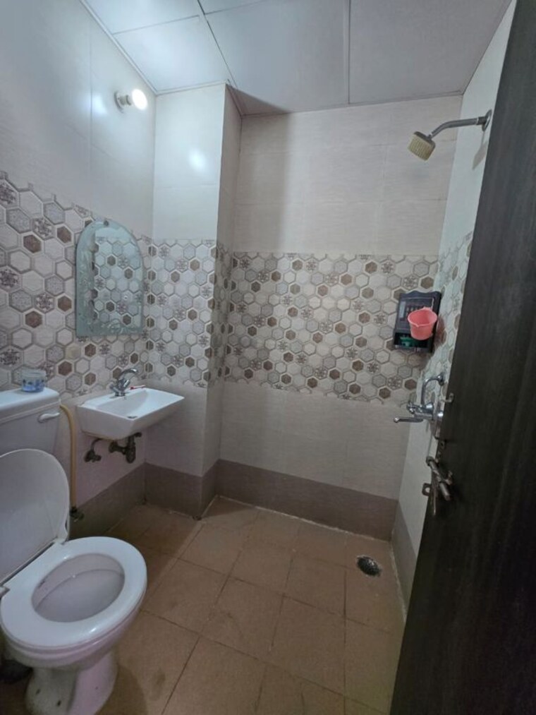 Bathroom, sector 43 2 Bedroom 1600 Sq.Ft. Builder Floor In Sector 43 Gurgaon 10131583