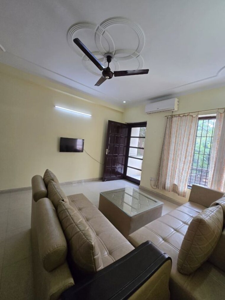Living Room, sector 43 2 Bedroom 1600 Sq.Ft. Builder Floor In Sector 43 Gurgaon 10131583