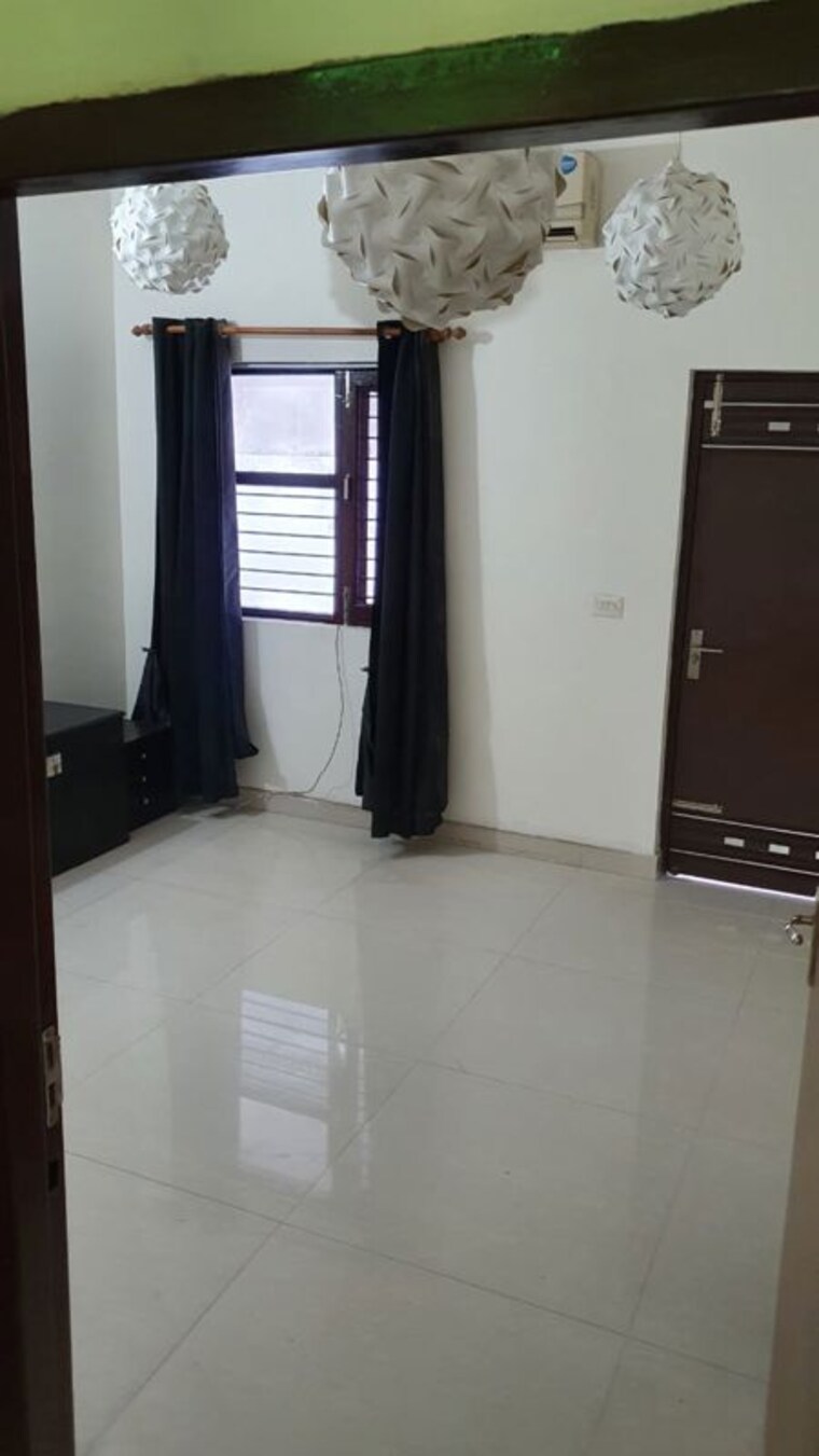 Room, sector 44 3 Bedroom 4500 Sq.Ft. Independent House In Sector 44 Noida 10088847